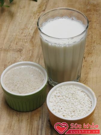 Nước gạo làm thành một thức uống vừa dinh dưỡng vừa kích sữa lại tăng thêm hương vị thơm ngon cho sữa mẹ