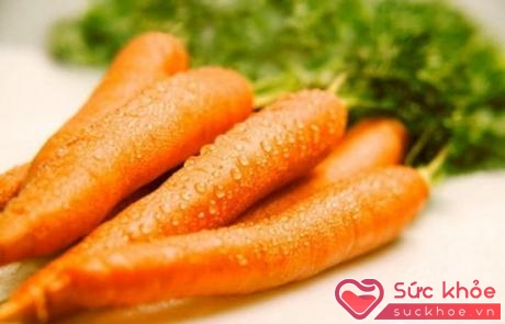 Trong cà rốt rất giàu carotene, khi hấp thụ vào cơ thể sẽ chuyển hóa thành vitamin A, có tác dụng chống giảm thị lực