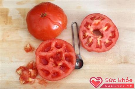 Hạt cà chua cũng như hạt ổi khi vào dạ dày thì không tiêu hóa được