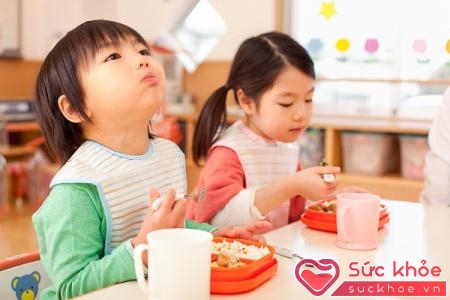 Nên cho trẻ ăn những thực phẩm cần nhai phù hợp với khả năng nhai của trẻ. Ảnh: Giadinhmoi