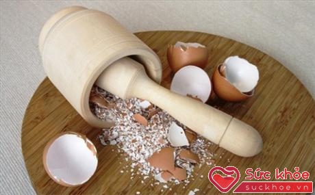 Bạn có thể nghiền nát vỏ trứng, bảo quản trong lọ dùng dần