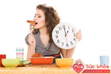 Chia thành nhiều bữa ăn nhỏ trong ngày để giảm áp lực cho hệ tiêu hóa