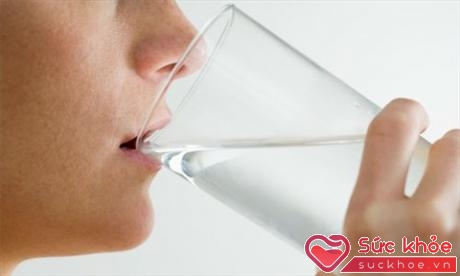 Không nên uống nước lạnh sau bữa ăn