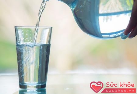Uống nước lạnh khi vừa thức dậy sẽ khiến cơ bắp căng cứng, mạch máu khó lưu thông, uể oải và mệt mỏi hơn