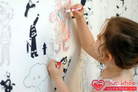 Vẽ bậy lên tường là một biểu hiệu của nhu cầu sáng tạo ở trẻ (Ảnh: Internet)