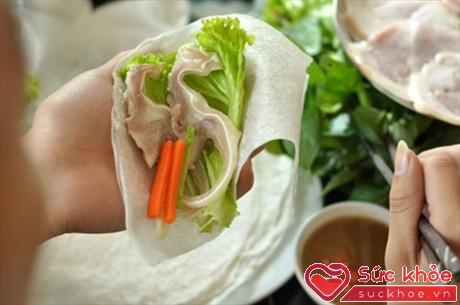 Uống nước ép rau xà lách xoăn kết hợp với nước ép cà rốt, cần tây sẽ làm dịu cổ họng