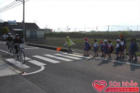 Các bé đi bộ đến trường ở Nhật (Ảnh: Cupofjo)