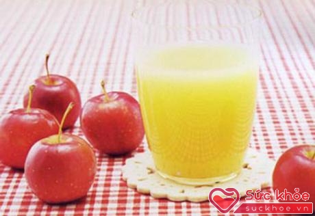 Ép 2 quả táo (không quá to) lấy nước, sau khi hoàn thành, cho thêm 2 thìa giấm ăn vào nước ép