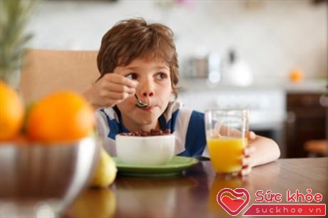 Cha mẹ nên dạy trẻ cách dùng thìa để trẻ tự xử lý thức ăn (Ảnh: Internet)