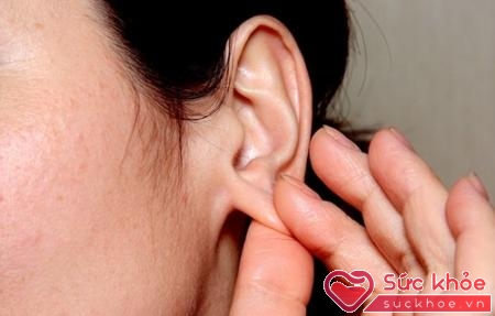 Lấy ngón tay chà nhiệt tình vào dái tai của bạn để giảm ngứa cổ họng
