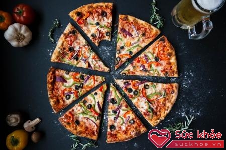 Ăn pizza buổi tối làm tăng gánh nặng cho tiêu hóa, dạ dày