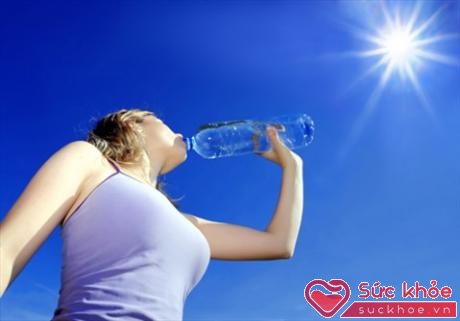 Uống nhiều nước là điều quan trọng nhất trong ngày nóng (Ảnh: Internet)