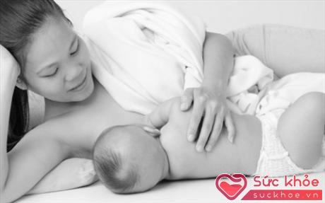 Cho bé bú nằm giúp tiết kiệm giấc ngủ cho rất nhiều bà mẹ (Ảnh: Internet)