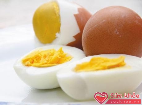 Việc luộc trứng gà quá lâu sẽ khiến chất sắt bên trong lòng đỏ tích tụ lại tạo nên màng xanh ở bề mặt lòng đỏ trứng gà