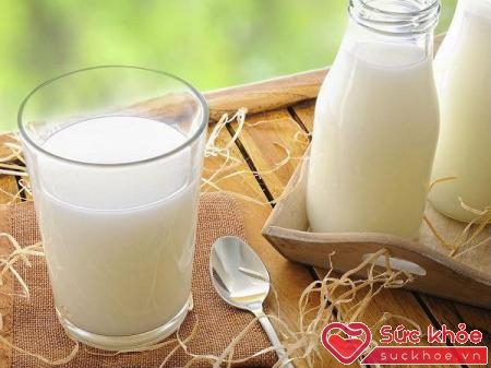 Sữa tươi là nguồn cung cấp protein và carbohydrate lành mạnh cho bé