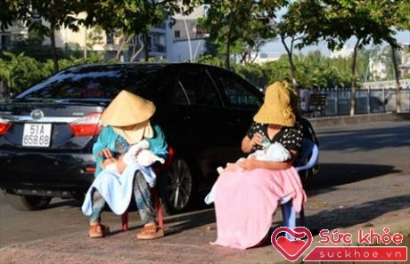 Tắm nắng ngoài đường có thể khiến trẻ phải tiếp xúc nhiều với khói bụi, ô nhiễm (Ảnh: Hữu Khoa)