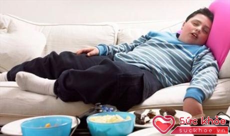 Trẻ thừa cân hay béo phì có nguy cơ ngưng thở khi ngủ do tắc nghẽn đường hô hấp (Ảnh minh họa: Internet)