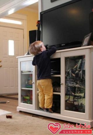 TV khi đổ từ độ cao trung bình có thể tạo nên trọng lực hàng ngàn cân, gây nguy hiểm cho trẻ (Ảnh: Internet)