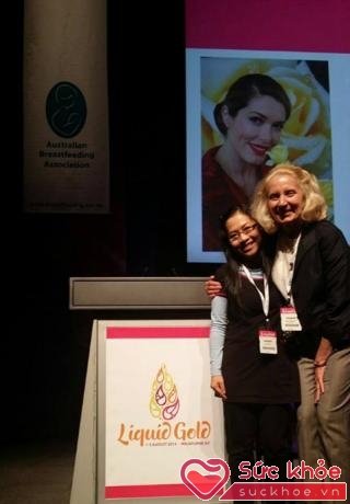 Chị Đào Vũ Nhật Nguyên và bà Amy Spangler, chuyên gia sữa mẹ quốc tế tại Hội thảo Liquid Gold về sữa mẹ tổ chức tại Melbourne, Australia vào tháng 8/2014.