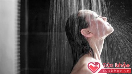 Việc tắm rửa thường xuyên với nước quá nóng cũng là thói quen gây nên những tác động không tốt cho hệ tim mạch