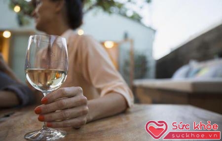 Quá nhiều rượu có thể gây trở ngại cho hiệu suất và làm cho cơ thể bạn khó đáp ứng tình dục trong các vấn đề như rối loạn chức năng cương cứng và giảm khả năng cực khoái