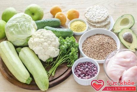 Bữa ăn của trẻ cần đủ 4 nhóm: đường bột, chất đạm, chất béo, vitamin và khoáng chất (Ảnh: Internet)