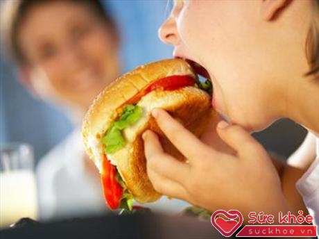 Cho trẻ ăn quá nhiều dễ gây nguy cơ rối loạn tiêu hóa (Ảnh: Internet)