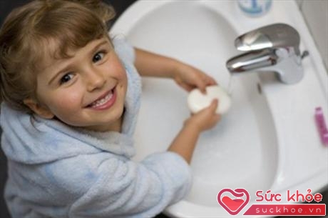 Trẻ nhỏ thường nghịch ngợm nên rửa tay thường xuyên và đúng cách sẽ bảo vệ trẻ khỏi vi khuẩn tấn công