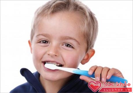 Dạy cho trẻ tự đánh răng để bảo vệ răng miệng trên lớp