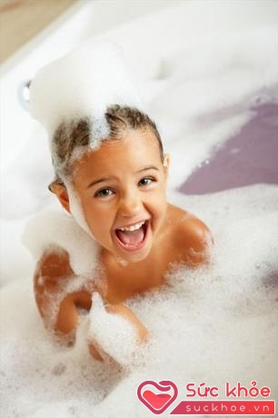 Trẻ nhỏ rất thích được tắm nhưng thường không thích phải gội đầu