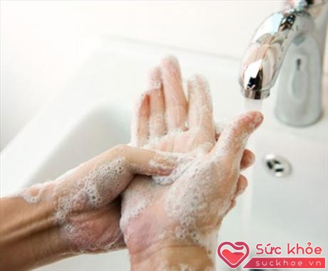 Người bị chốc mép cần rửa tay sạch trước và sau mỗi lần tiếp xúc với mụn nước.