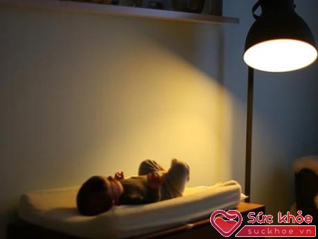 Trẻ nhỏ và trẻ sơ sinh ngủ dưới ánh sáng đèn sẽ có nhiều khả năng bị cận thị sau này hơn những em bé ngủ trong bóng tối