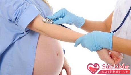 Đo huyết áp thường xuyên để kiểm soát tình trạng bệnh, đảm bảo sức khỏe cho mẹ bầu và thai nhi