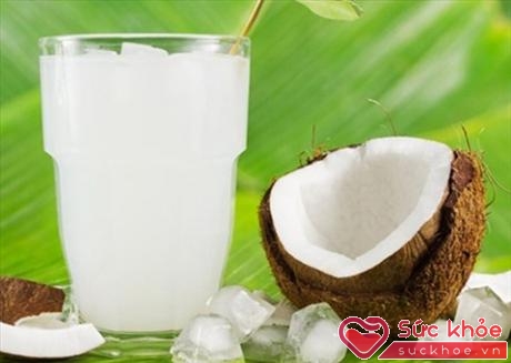 Nước từ quả dừa tươi có tác dụng giải nhiệt, làm mát, và cung cấp nhiều khoáng chất có lợi cho cơ thể