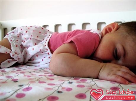 Việc để cho trẻ tự khóc - tự ngủ sẽ khiến cả bé và mẹ căng thẳng (Ảnh: Internet)