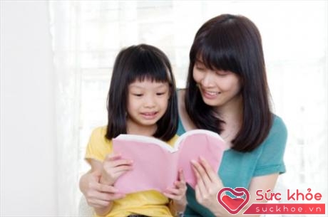 Trẻ cần đọc 1 - 2 cuốn sách giáo dục mỗi tháng (Ảnh: wordpress.com)