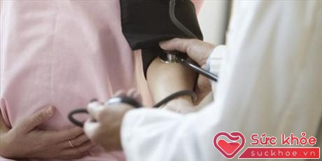 Khám thai định kỳ để bác sĩ kiểm soát tình trạng cao huyết áp giúp bạn