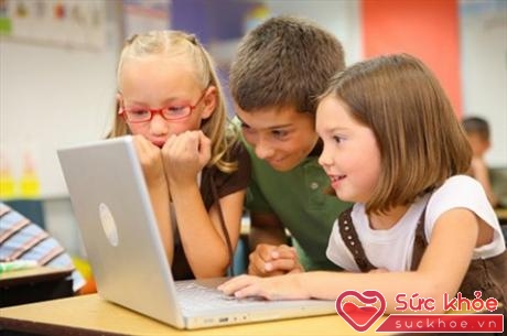 Máy tính là công cụ hỗ trợ đắc lực cho việc học tập của trẻ (Ảnh minh họa: Internet)
