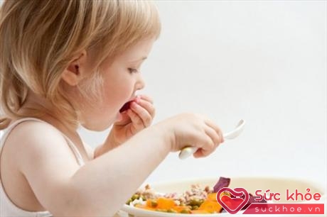 Trẻ nên ăn đa dạng thực phẩm và cân đối dinh dưỡng (Ảnh: Internet)