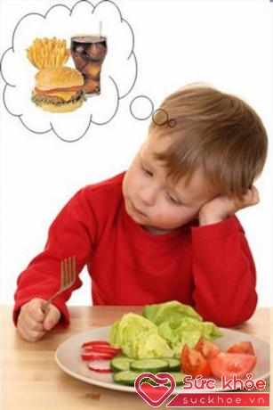 Cần dạy cho trẻ biết đồ ăn sẵn không tốt cho sức khỏe. (Ảnh minh họa: Internet)