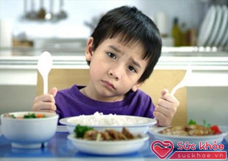 Ép ăn sẽ hình thành thói quen xấu cho trẻ. (Ảnh minh họa: Internet)