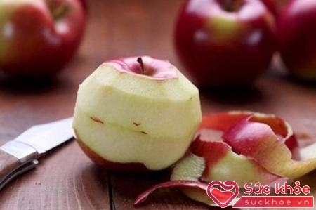 Vỏ táo chứa vitamin K nhiều gấp 4 lần so với phần thịt bên trong