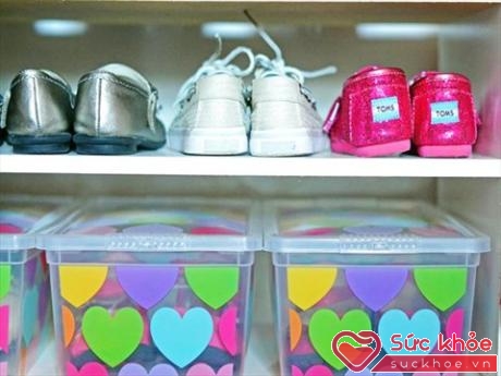 Sắp xếp tủ giày cho cả nhà giúp trẻ rèn luyện tính ngăn nắp (Ảnh minh họa: Internet)