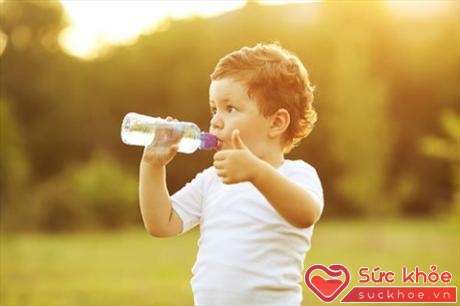 Kỹ năng uống nước là kỹ năng quan trọng cha mẹ nên dạy con (Ảnh: Internet)