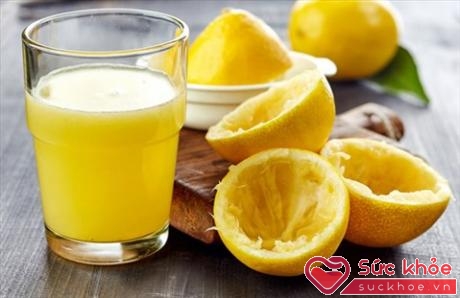 Uống nước cam, chanh hoặc ăn các loại trái cây nhiều vitamin C như sơ ri, bưởi, ổi... là cách tốt nhất để ngăn ngừa virus mạnh lên