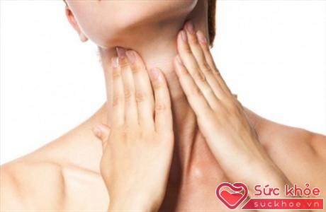 Sự thiếu hụt của collagen và elastin cũng có thể gây ra tình trạng da chảy sệ tại vùng cổ.