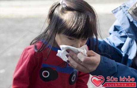 Vệ sinh mũi thường xuyên sẽ giúp trẻ tránh mắc các bệnh nặng