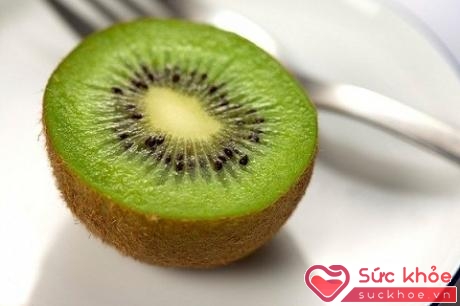 Kiwi rất giàu vitamin, pectin, axit hoa quả… giúp làn da của mẹ bầu giảm bớt hiện tượng đồi mồi và mịn màng, trắng hồng hơn
