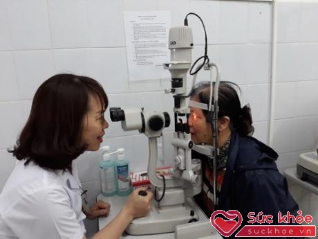 Khi bị đỏ mắt, ngứa mắt, cần đến bác sĩ chuyên khoa khám và điều trị theo chỉ định. Ảnh: K.H
