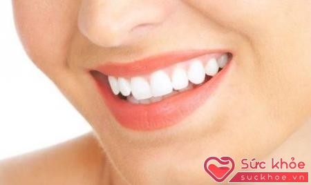 Đặc điểm của kiểu răng hạt lựu là có hình dạng giống như hạt lựu, ngắn, vuông và xít nhau